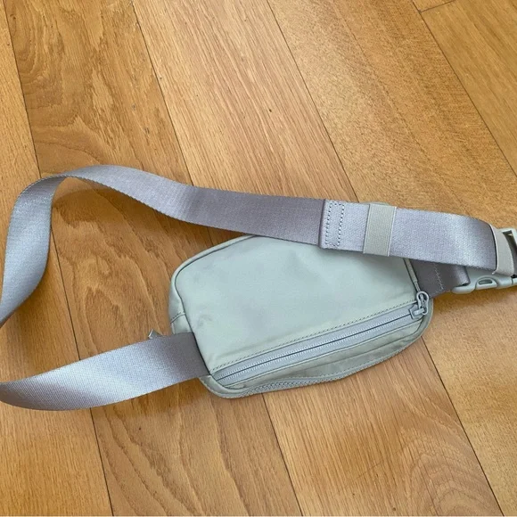 lululemon athletica women’s belt Bag - Picture 4 of 8